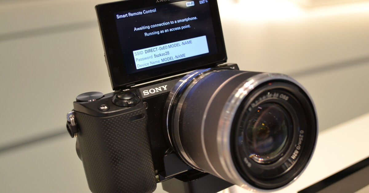 Sony throws Hybrid AF and apps at the mirrorless NEX-5R